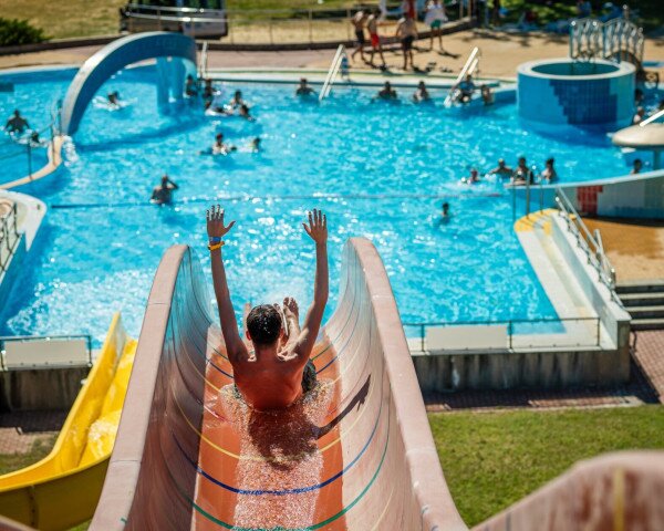 STAȚIUNEA BALNEARĂ ȘI DE WELLNESS SÁRKÁNY 